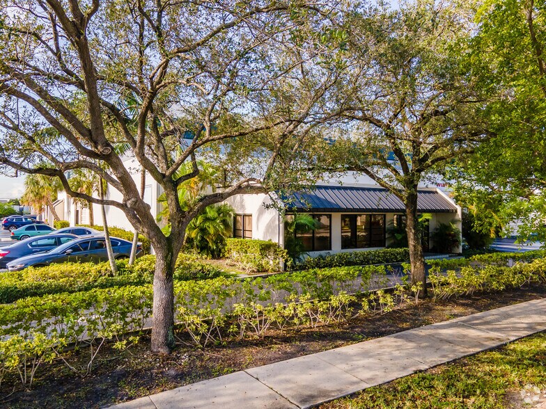 More Photos Of 1570-1578 NW 165th St, Miami Warehouse For Lease