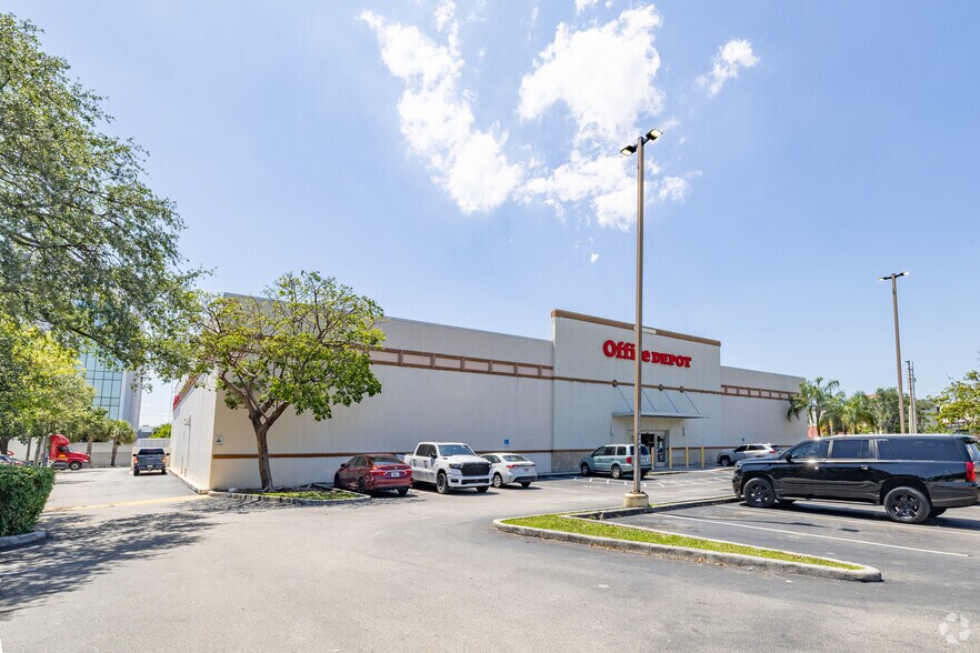More Photos Of 3600 Le Jeune Rd, Miami Freestanding For Lease