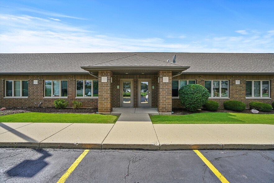 More Photos Of 755 McArdle Dr, Crystal Lake Office For Sale