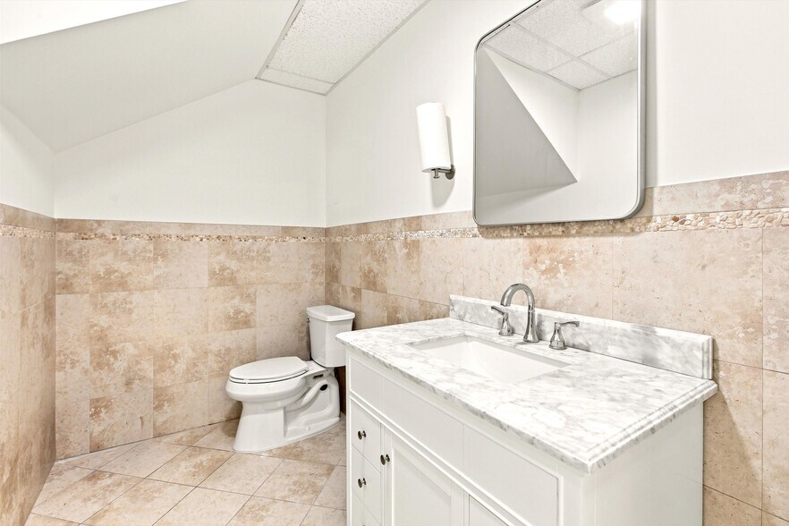 More Photos Of 2721 NW 19th St, Pompano Beach Showroom For Lease