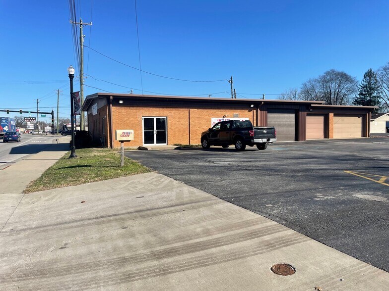 More Photos Of 1314 E 10th St, Jeffersonville Showroom For Sale