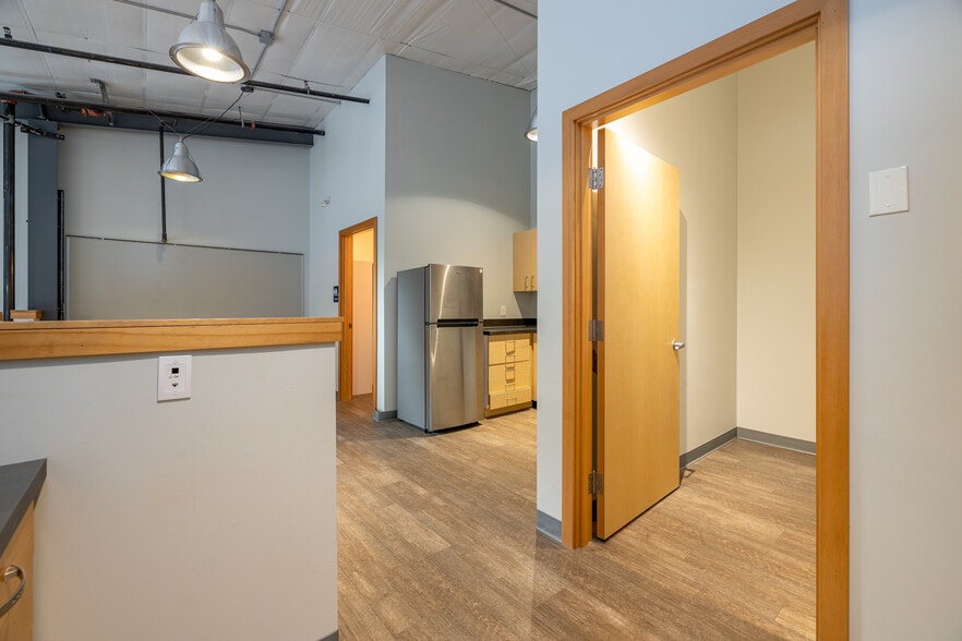 More Photos Of 909 Squalicum Way, Bellingham Flex For Sale