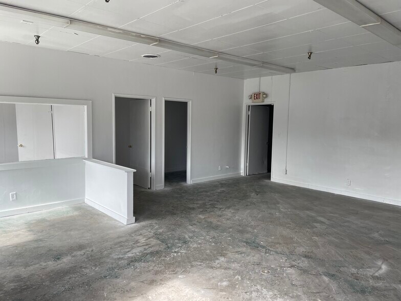 More Photos Of 3455 Empire Blvd SW, Atlanta Warehouse For Lease
