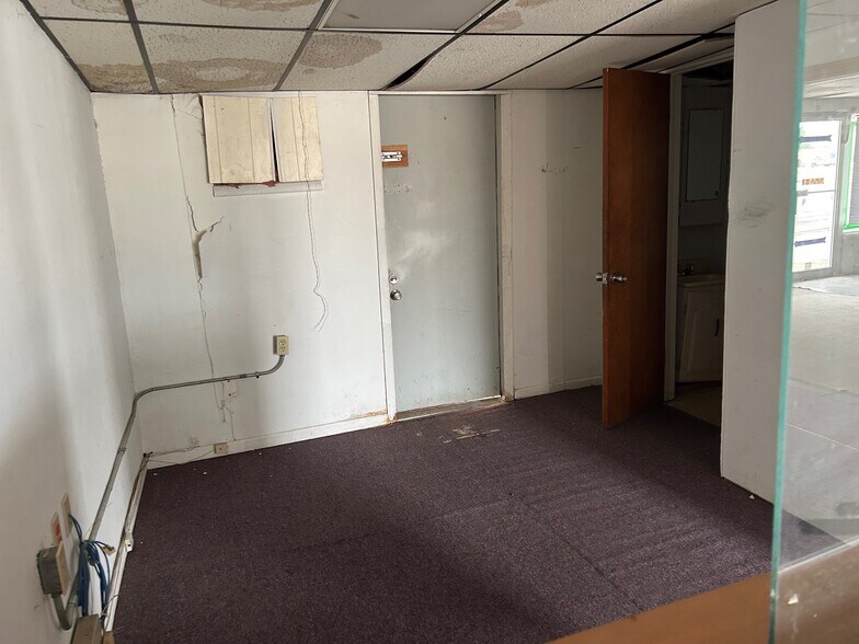 More Photos Of 109 SW 11th St, Lawton Light Distribution For Sale