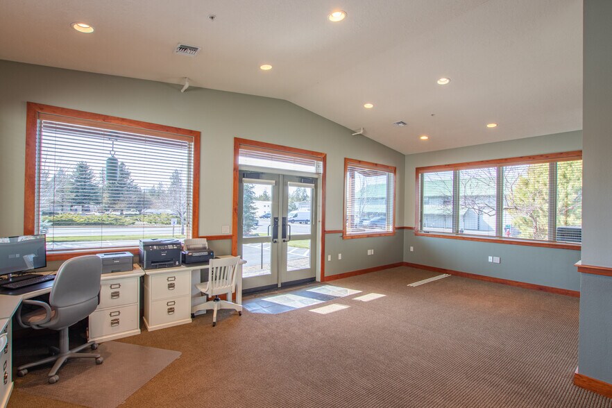 More Photos Of 692 N Aylor Ct, Sisters Warehouse For Lease