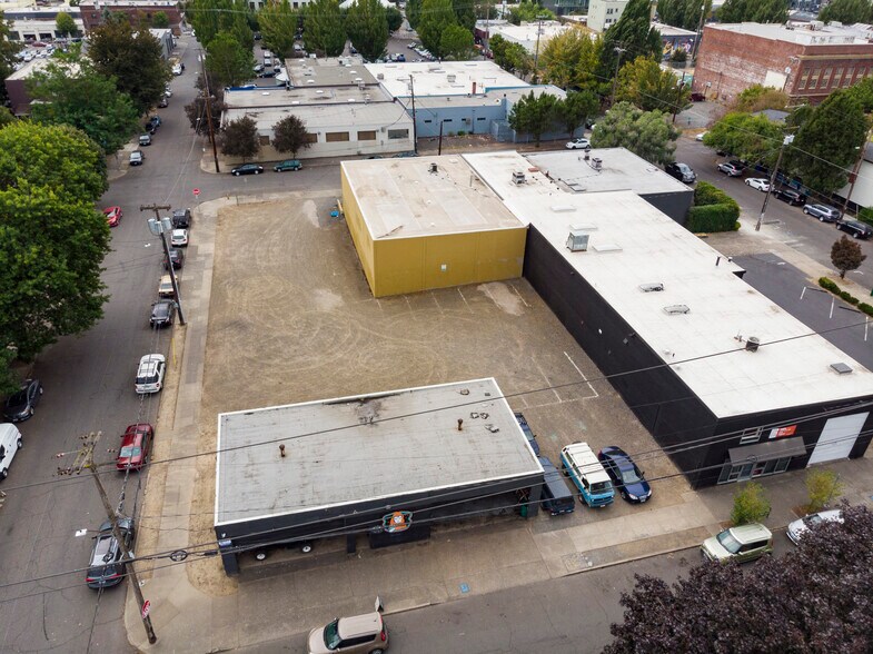 More Photos Of NW Corner of SE 9th and SE Ash Street ave, Portland Land For Lease