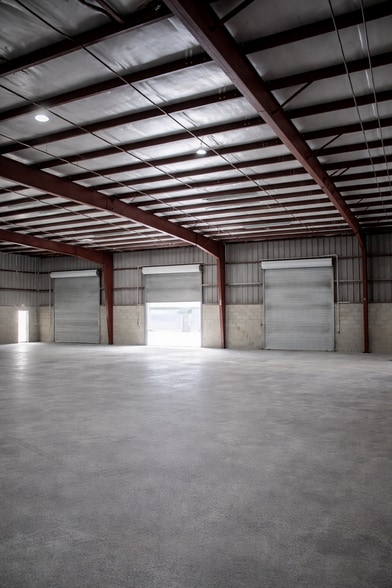 More Photos Of 7850 N Orange Blossom Trl, Orlando Warehouse For Lease