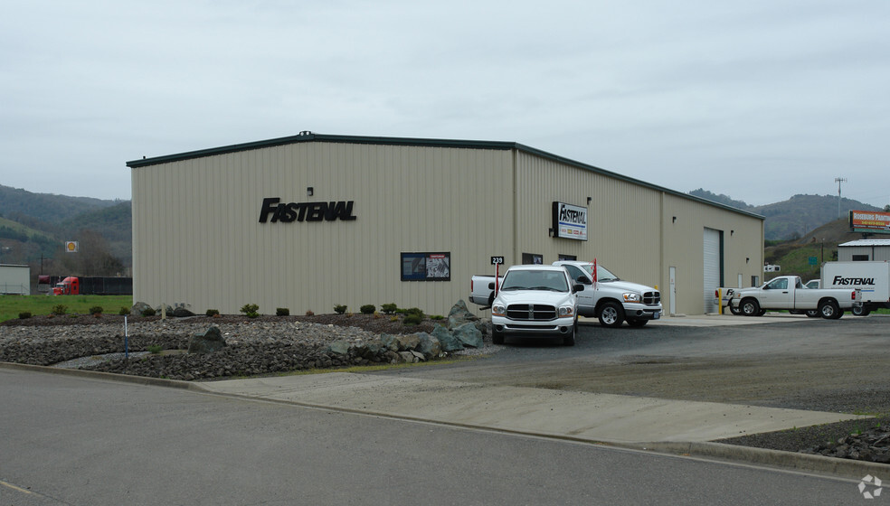 Primary Photo Of 239 Industrial Dr, Roseburg Warehouse For Lease