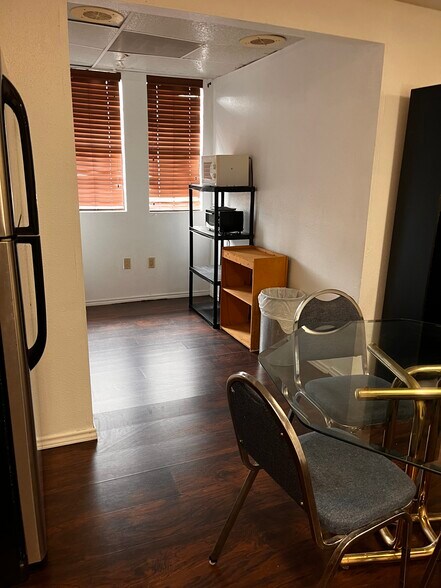 More Photos Of 6910 Bellaire Blvd, Houston Office For Sale