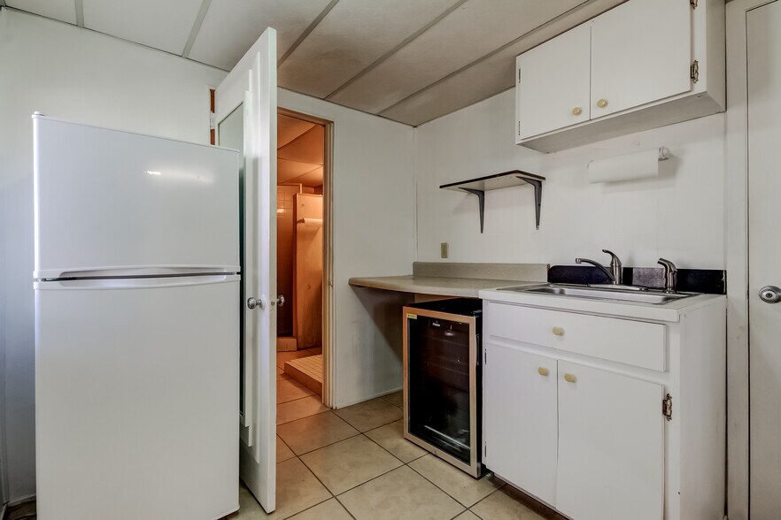 More Photos Of 4539 Mile Stretch Dr, Holiday Office For Sale
