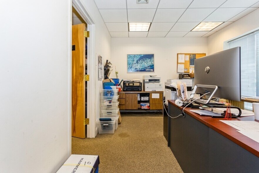 More Photos Of 10-12 Boulevard Ave, Greenlawn Storefront Retail Residential For Lease