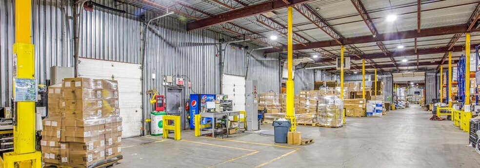 More Photos Of 260 Rue Lord, Napierville Manufacturing For Sale