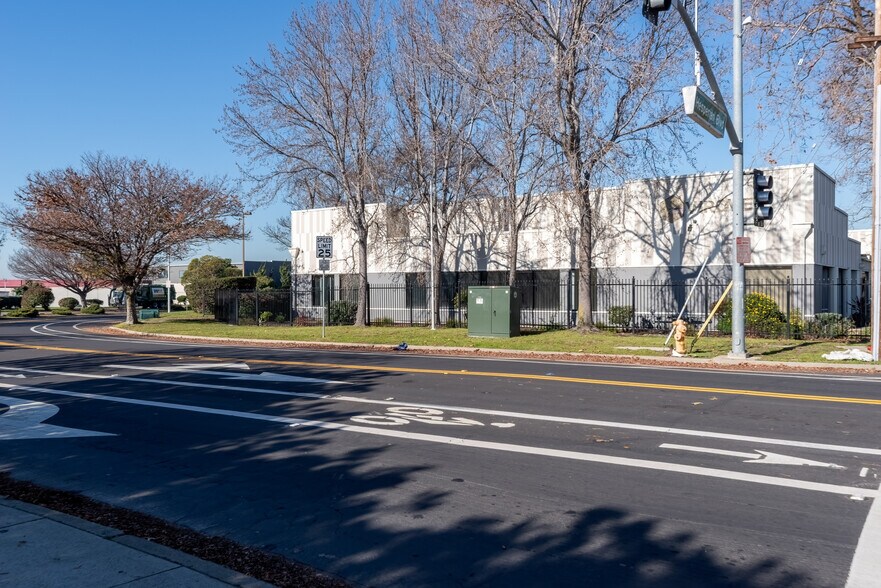 More Photos Of 22421-22429 Hesperian Blvd, Hayward Research And Development For Sale