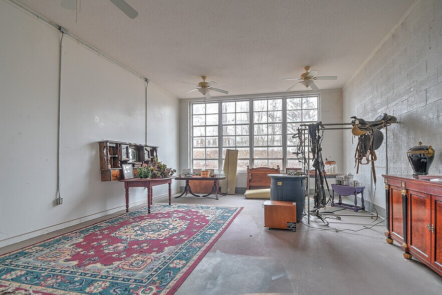 More Photos Of 19407 Bethel Rd, Abingdon Flex For Sale