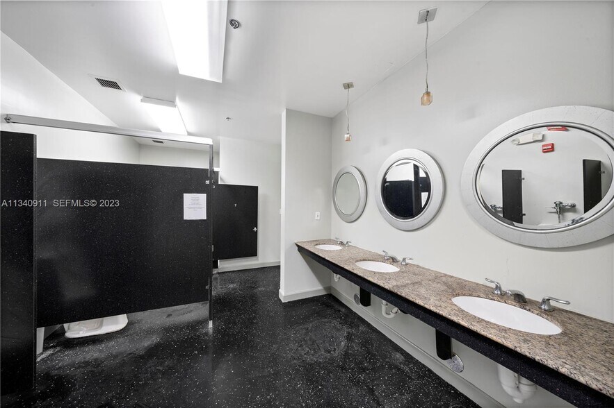 More Photos Of 2585 NW 21st Ter, Miami Warehouse For Lease