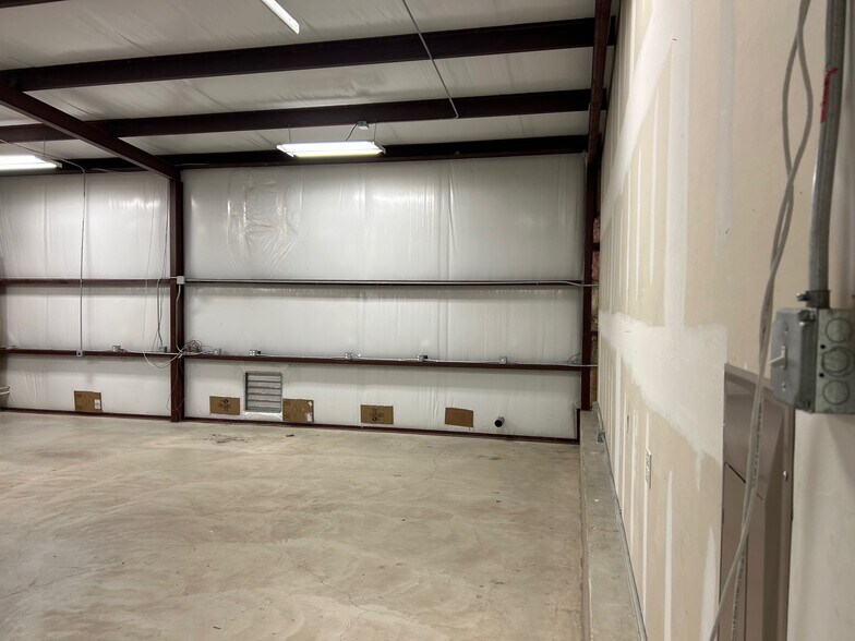 More Photos Of 718 Brehmer Ln, Fredericksburg Warehouse For Lease