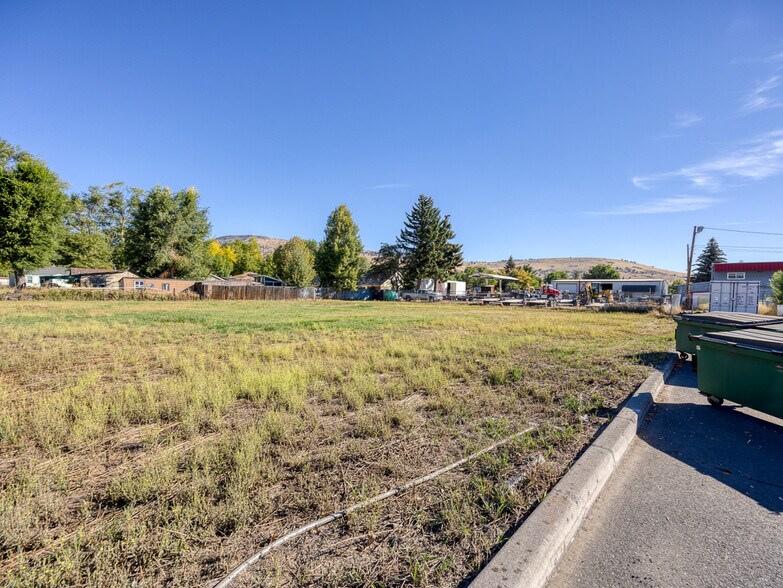 More Photos Of 5113 S 6th St, Klamath Falls Office For Sale