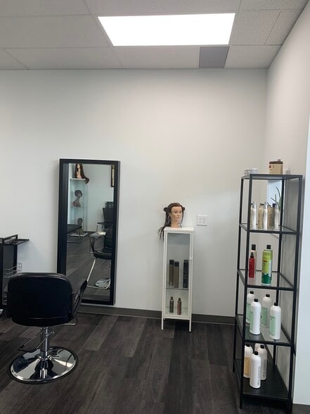 More Photos Of 3131 27th St NE, Calgary Storefront For Sale