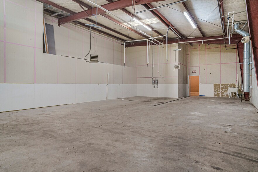More Photos Of 16102-16104 University Oak, San Antonio Light Distribution For Lease