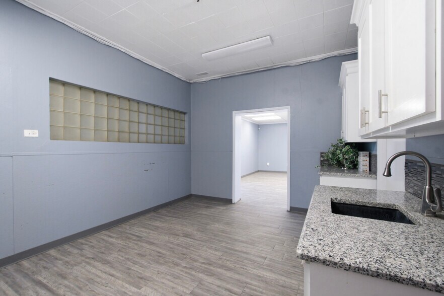 More Photos Of 300-305 S Grant Ave, Odessa Warehouse For Sale