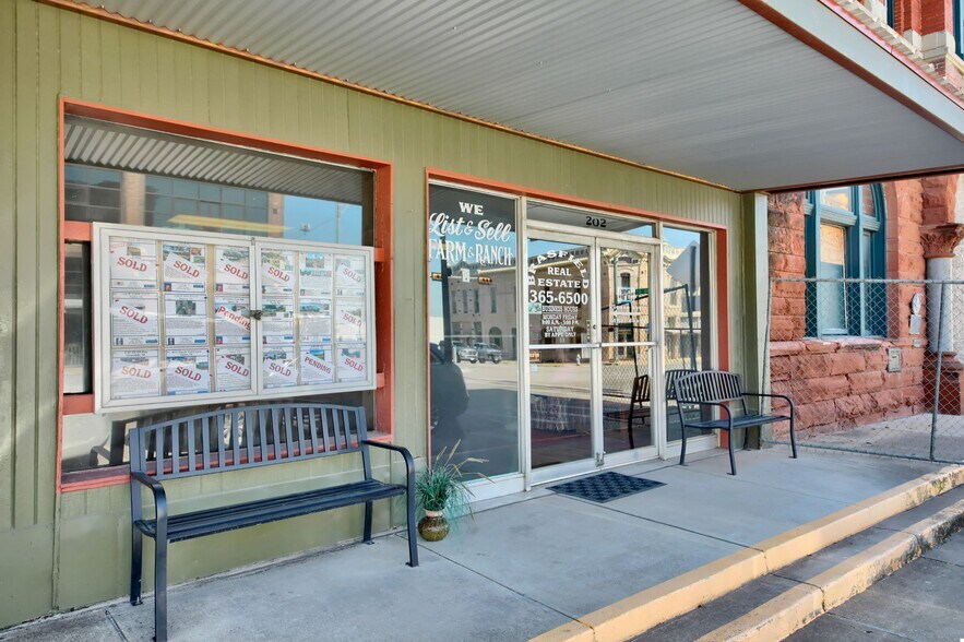 More Photos Of 202 N Main St, Taylor Loft Creative Space For Sale