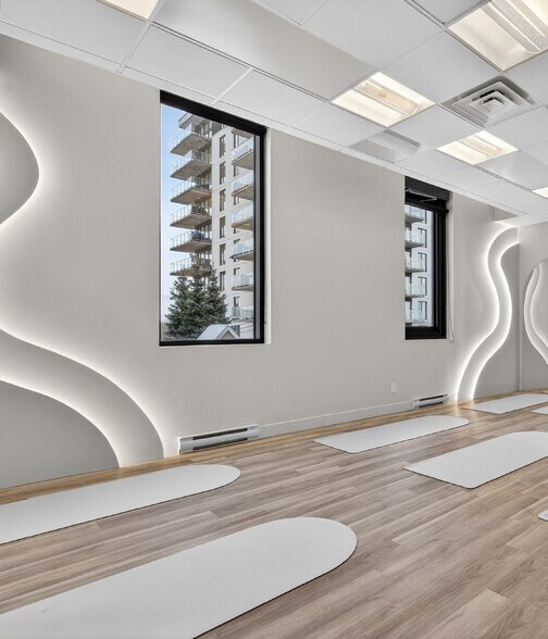 More Photos Of 1428-1432 Boul Saint-Martin O, Laval Office For Sale