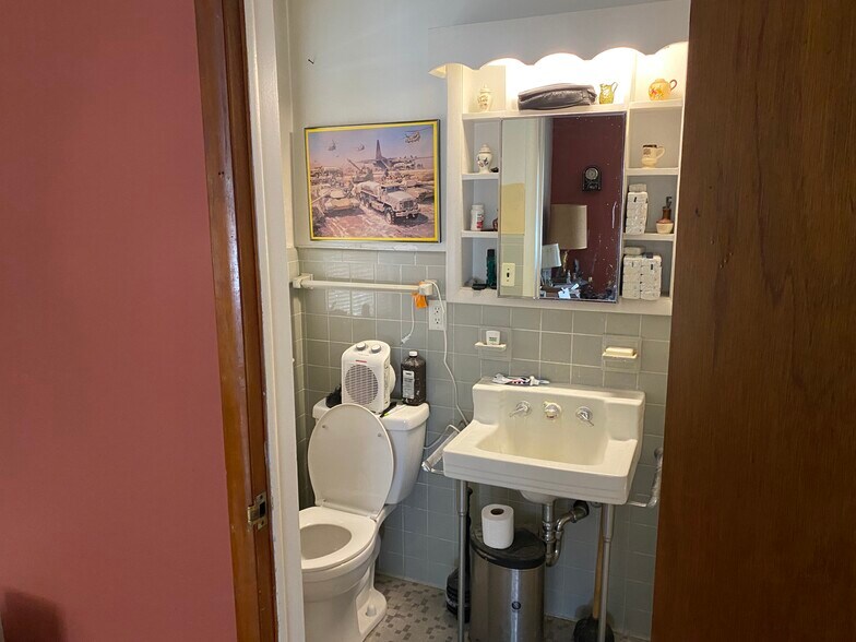 More Photos Of 652 W Market St, York Storefront Retail Residential For Sale