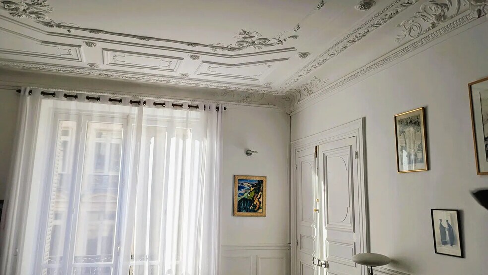 More Photos Of 90 Rue D'Amsterdam, Paris Office For Sale