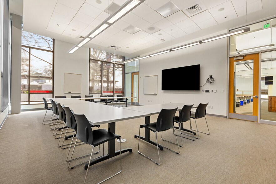 More Photos Of 45 SW Ankeny St, Portland Office For Sale