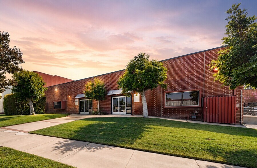 More Photos Of 7608-7684 N Clybourn Ave, Sun Valley Light Manufacturing For Sale
