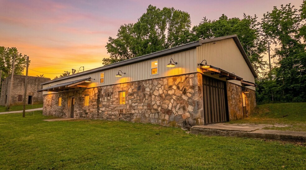 More Photos Of 105 E Couch St, Alton General Retail For Sale