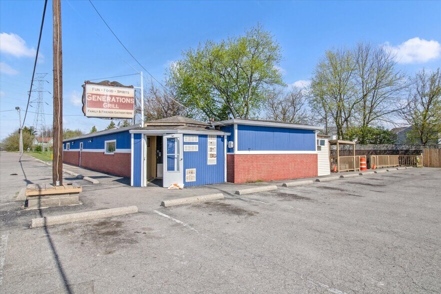 Primary Photo Of 7628 Southeastern Ave, Indianapolis Restaurant For Sale