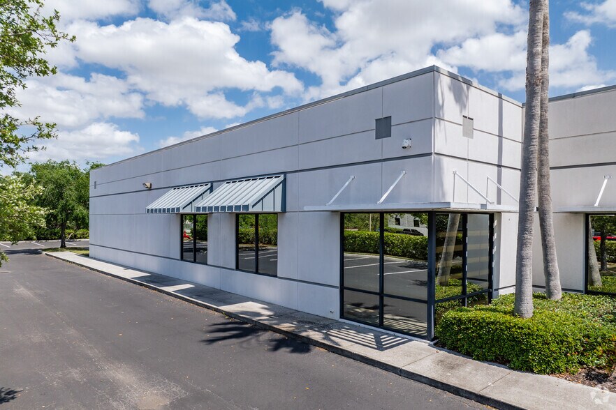 More Photos Of 4023 Tampa Rd, Oldsmar Unknown For Lease
