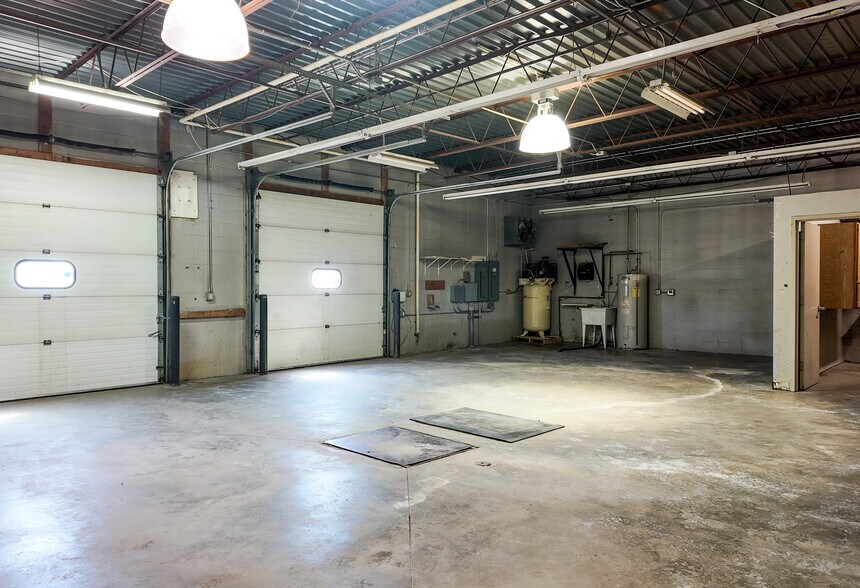 More Photos Of 4201 W 12th St, Sioux Falls Flex For Lease