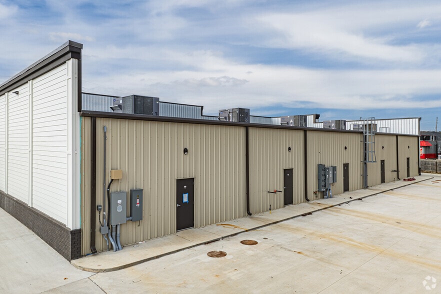 More Photos Of 1010 Memorial Pky N, Huntsville Storefront For Lease