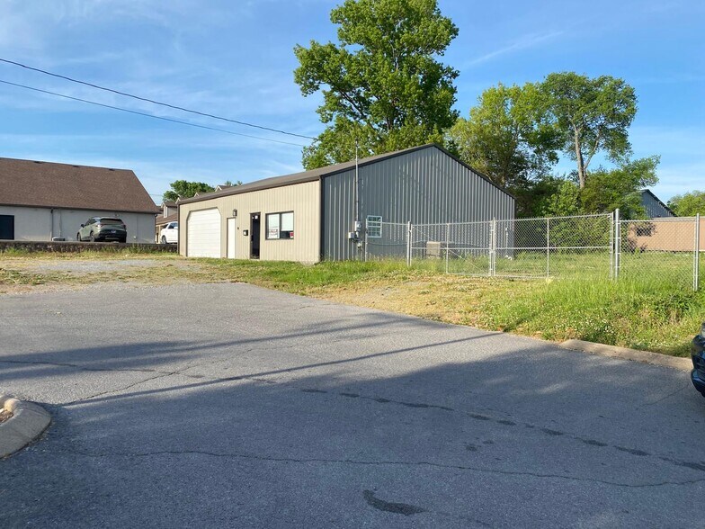 Primary Photo Of 113 Hickory Dr, Shelbyville Office For Lease