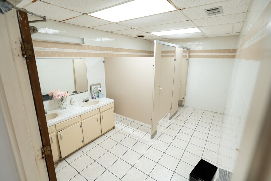 More Photos Of 900 Natchez Ave, Pasadena Schools For Lease