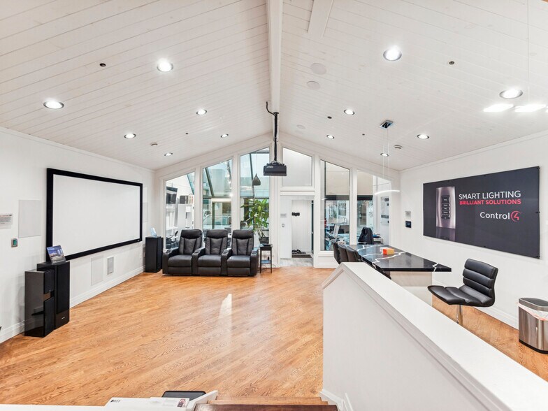 More Photos Of 175 W Beaver Creek Rd, Richmond Hill Light Distribution For Sale