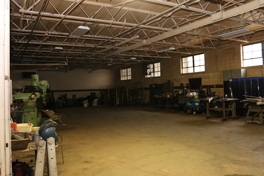 More Photos Of 28530 Reynolds St, Inkster Manufacturing For Sale