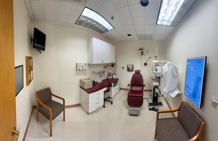 More Photos Of 1611 Pond Rd, Allentown Medical For Lease