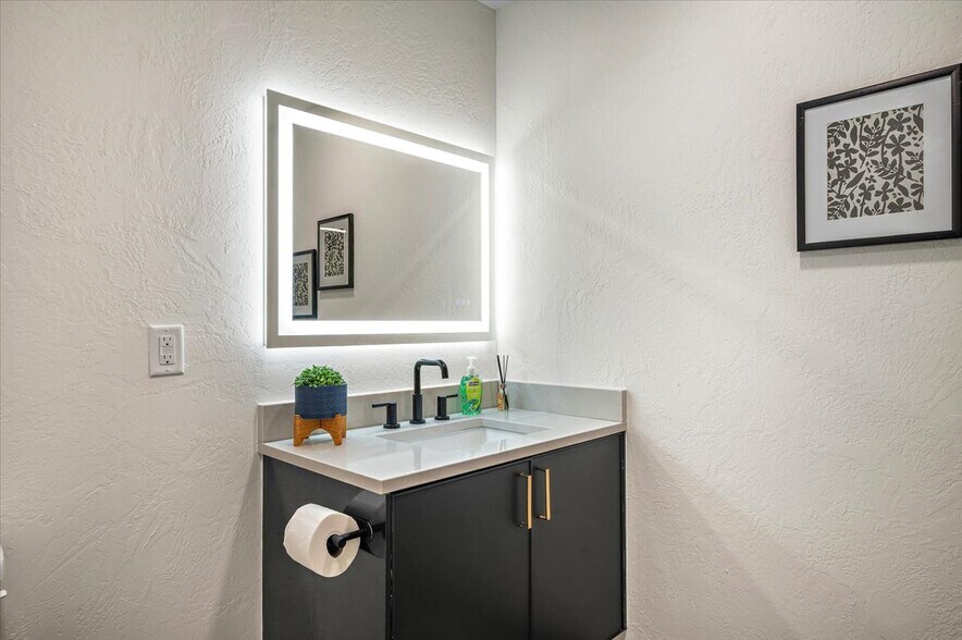 More Photos Of 1229 NW 122nd St, Oklahoma City Light Manufacturing For Sale