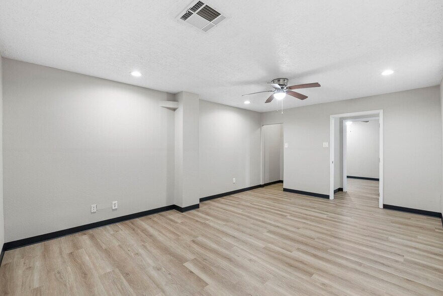 More Photos Of 18083 FM 1314 Rd, Conroe Warehouse For Lease