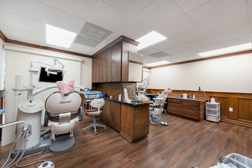 More Photos Of 5995-5997 Brockton Ave, Riverside Medical For Sale