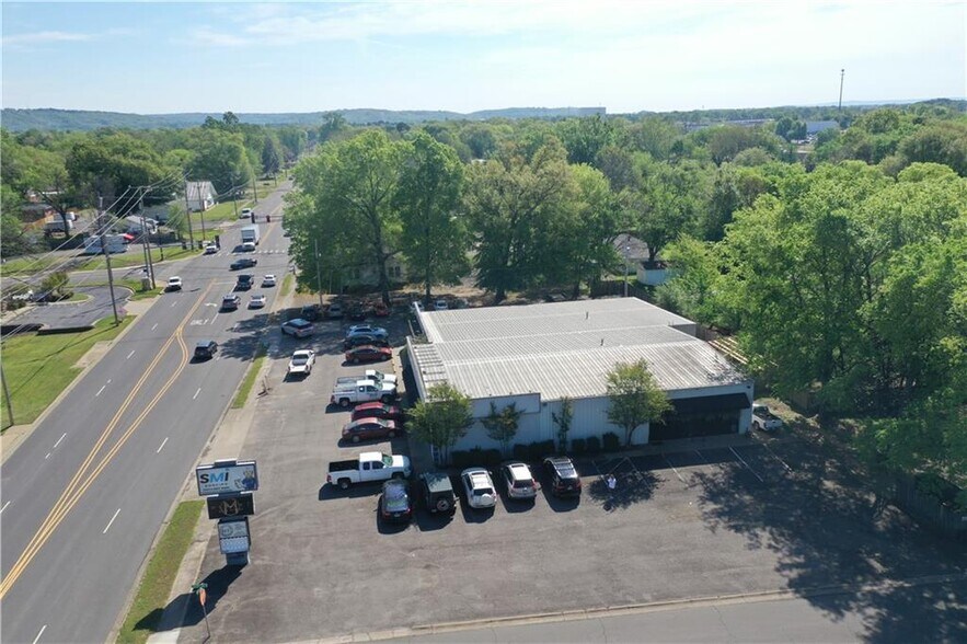 More Photos Of 302 E Parkway Dr, Russellville General Retail For Sale