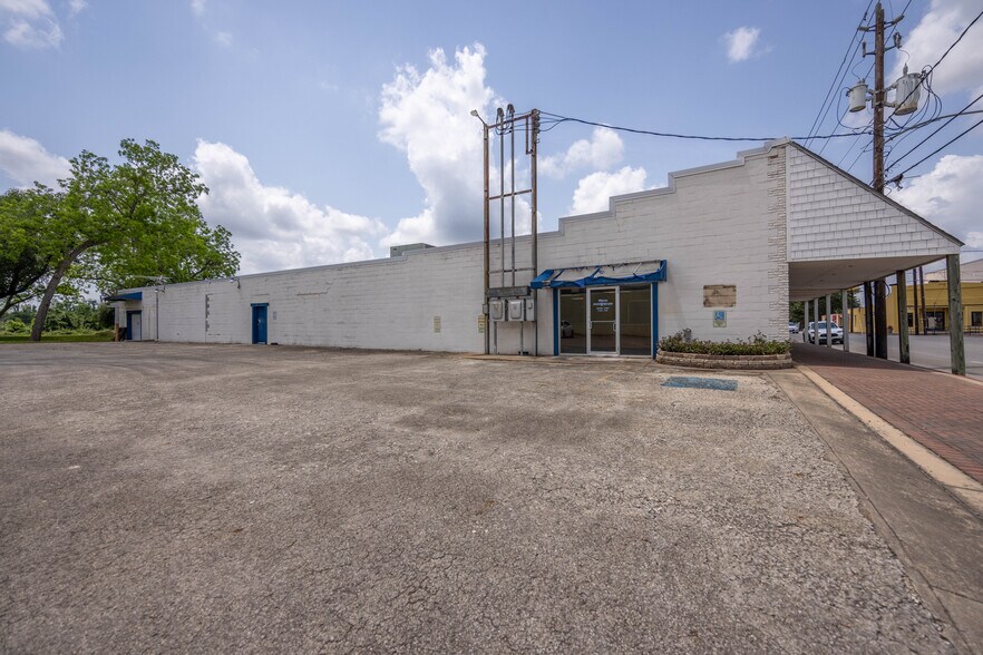 More Photos Of 115 W Burleson St, Wharton Restaurant For Sale