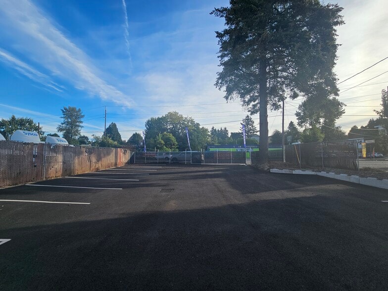 More Photos Of 5833 NE Portland Hwy, Portland Flex For Sale