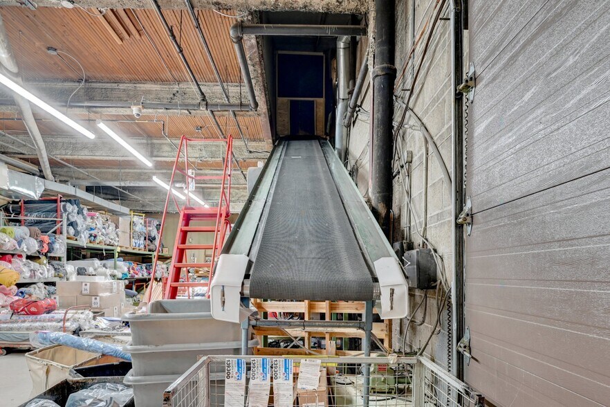 More Photos Of 350 Rue De Port-Royal O, Montréal Distribution For Sale