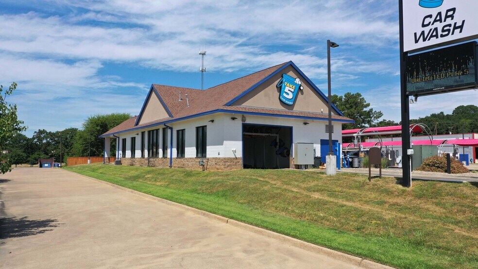 Primary Photo Of 2163 North Pacific St, Mineola Carwash For Sale