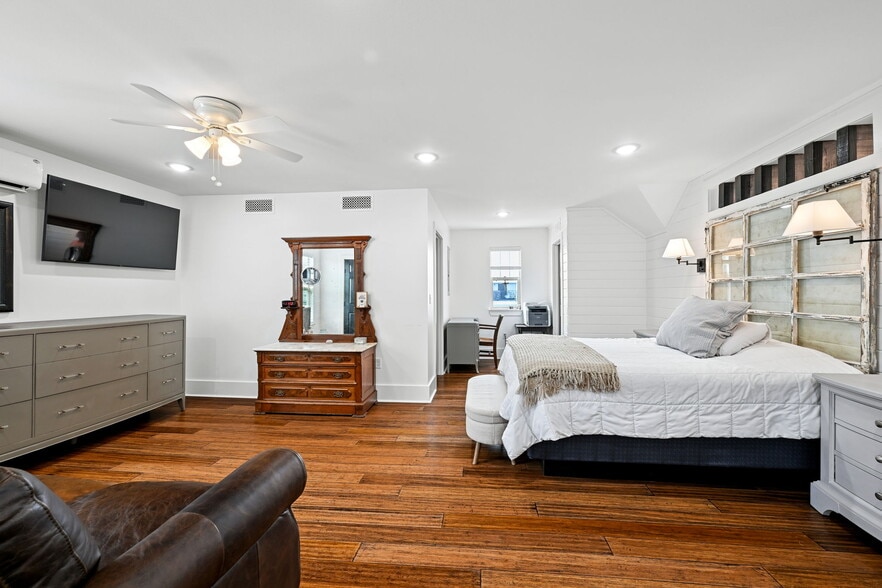 More Photos Of 124 Lafitte St, Mandeville Hospitality For Sale