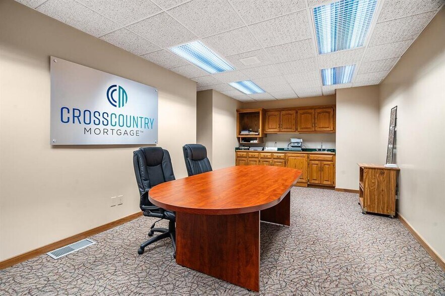 More Photos Of 812 Cormier Rd, Ashwaubenon Office For Lease
